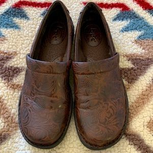 Born BOC Peggy Brown Pebbled Leather Slip On Clogs 9.5